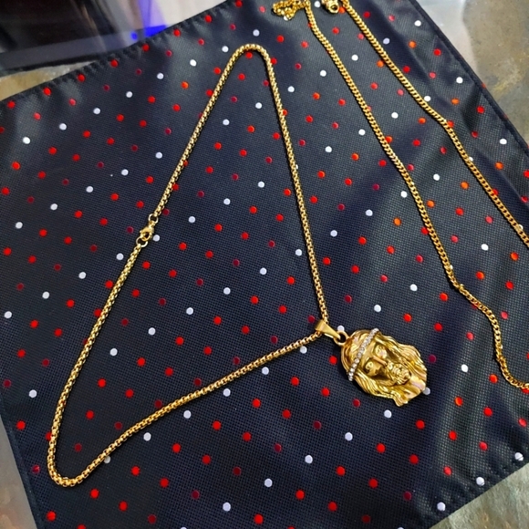 18K Gold Plated Jesus Pendant Necklace With Crystals - Picture 7 of 7